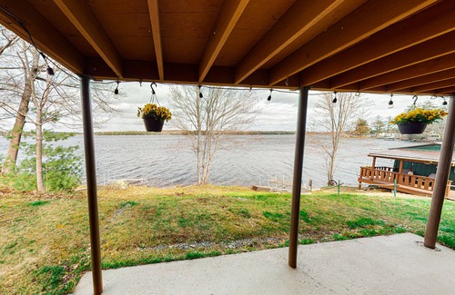 Weeks Mills House | Cozy and comfortable lakefront duplex with swimming dock & WiFi - dogs welcome