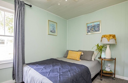 Siloam Springs House | Cozy and Convenient 2 Br 1 Bath Bungalow n the heart of Downtown Siloam Springs