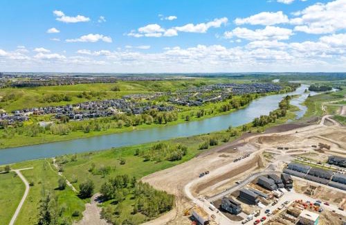 Southeast Calgary House | Cozy and inviting 3BR Entire Home in Calgary for holidays and gatherings free parking for two cars