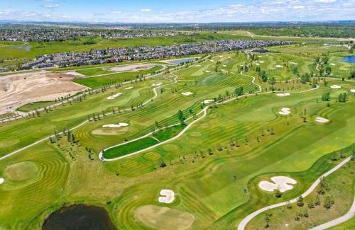 Southeast Calgary House | Cozy and inviting 3BR Entire Home in Calgary for holidays and gatherings free parking for two cars