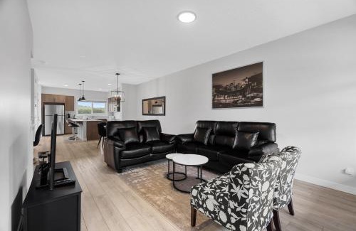 Southeast Calgary House | Cozy and inviting 3BR Entire Home in Calgary for holidays and gatherings free parking for two cars