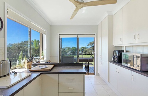 Sandy Beach House | Cozy and Peaceful: Solitary at Sandy, Walk to the Beach!