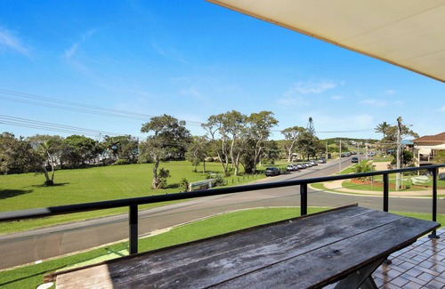 Sandy Beach House | Cozy and Peaceful: Solitary at Sandy, Walk to the Beach!