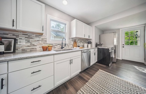 Mayfield Heights House | Cozy and Quaint 3 Bedroom: single-level, 5 beds fit 8 guests