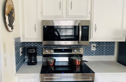 Montgomery House | Cozy and Quiet gettaway with pool, near Historic District and Water Park