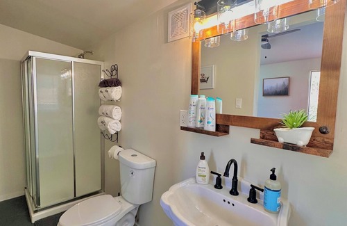 Julian Cottage | Cozy and Quiet Tiny House Cottage with Skylight 2 Minutes from Main Street