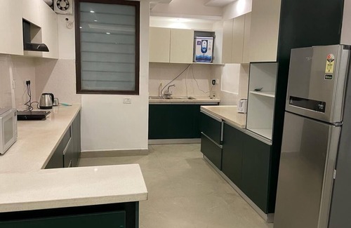 Gurugram Apartment | Cozy Apartment 5min walk to the best hangout places in Gurgaon . feel like home.