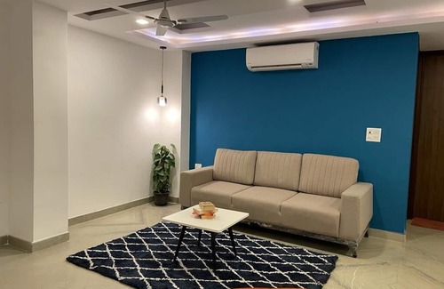 Gurugram Apartment | Cozy Apartment 5min walk to the best hangout places in Gurgaon . feel like home.