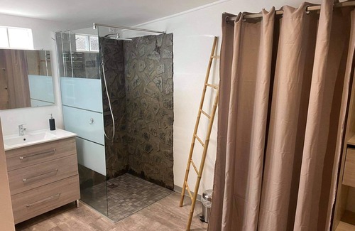 Saint-Denis House | Cozy apartment, air-conditioned, near CHU, city center, coastal entrance (beaches)