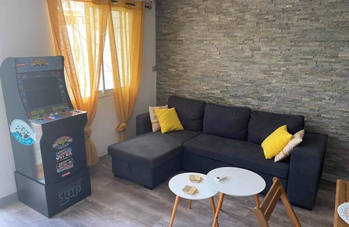 Saint-Denis House | Cozy apartment, air-conditioned, near CHU, city center, coastal entrance (beaches)
