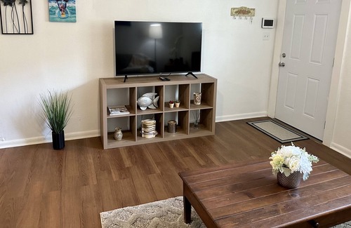 Hickory House | Cozy apartment close to Downtown