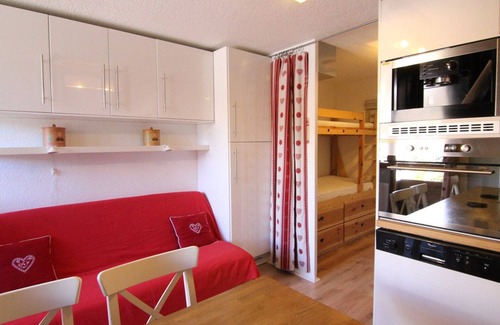 Eclose-Est Apartment | Cozy Apartment for 4/5 with Balcony near Ski Lifts, Shops & Ski School - Alpe d'Huez