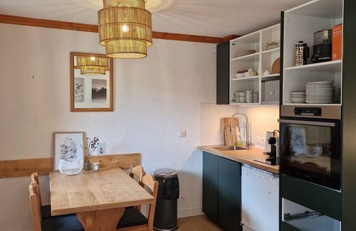 Les Bruyeres Apartment | Cozy apartment for 6, ski-in/ski-out with balcony and WiFi