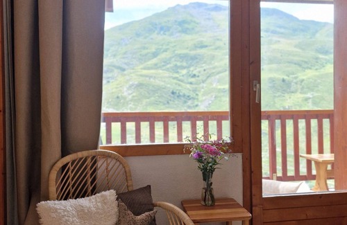 Les Bruyeres Apartment | Cozy apartment for 6, ski-in/ski-out with balcony and WiFi