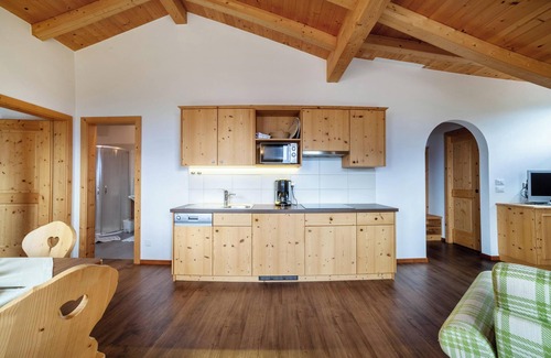 Schenna Apartment | Cozy apartment 'Gassbauerhof Ober' with Balcony, Mountains Views & Wi-Fi