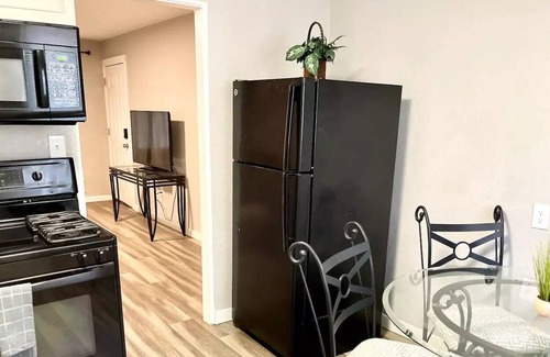 Cole Apartment | Cozy Apartment in Rhino Art District near Downtown
