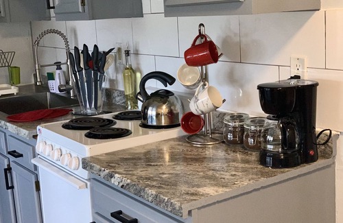 Glenolden Apartment | Cozy Apartment in Suburbs - Perfect Long Term Stay