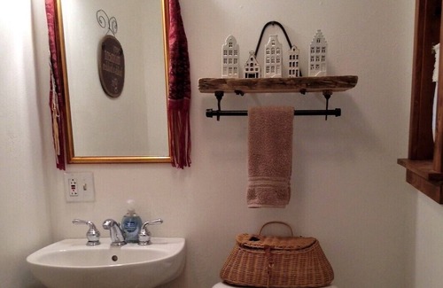 Apple Hill House | Cozy Apartment in the Pines