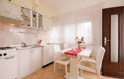 Vlasici Apartment | Cozy Apartment In Vlasici With Wifi