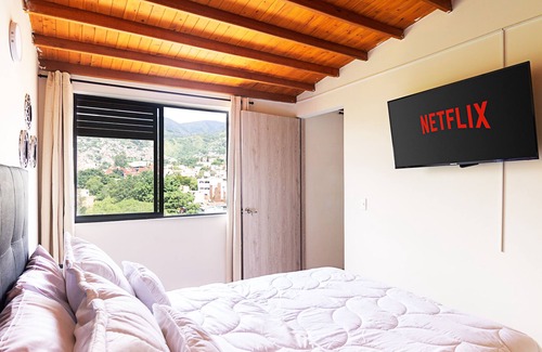 La America Apartment | Cozy Apartment Medellin View Graffitour Comuna 13