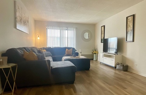 Lombard Apartment | Cozy Apartment Mins from OakBrook mall, restaurants and attractions.