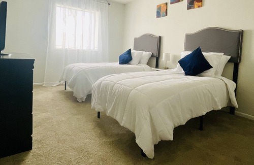 Lombard Apartment | Cozy Apartment Mins from OakBrook mall, restaurants and attractions.