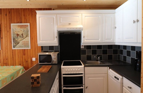 Le Lavachet Apartment | Cozy Apartment · Ski-in/Ski-out · Balcony · 6 Guests · South-Facing