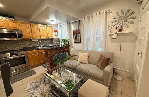 Getty Square Apartment | Cozy Apartment to Relax - Apartment "A"