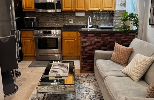 Getty Square Apartment | Cozy Apartment to Relax - Apartment "A"