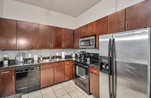 Greenway Plaza-Upper Kirby Apartment | Cozy Apartment w/King👑 Bed + Fast WiFi + Pets🐶🐈