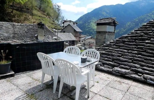Onsernone Apartment | Cozy apartment with fireplace in the Swiss mountains