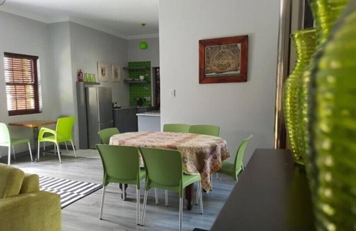 Eastcliff Apartment | Cozy Apartment with Garden View