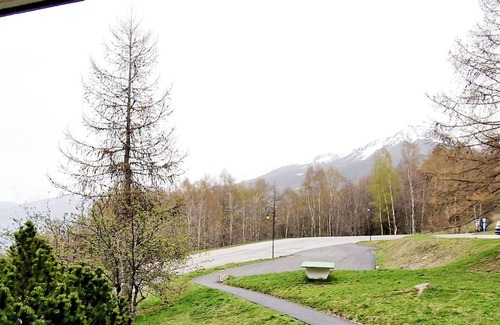 Montalbert Apartment | Cozy Apt for 6, Near Slopes & Shops, Balcony, Mountain View, Fully Equipped Kitchen, 2 Bathrooms