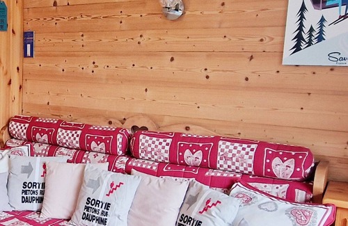 Montalbert Apartment | Cozy Apt for 6, Near Slopes & Shops, Balcony, Mountain View, Fully Equipped Kitchen, 2 Bathrooms