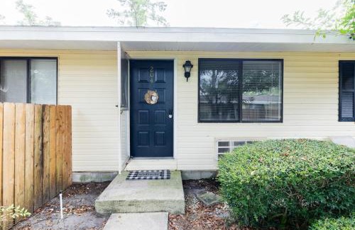 Golden Glades - The Woods Apartment | Cozy Apt min to Mayo Beaches Free Wi-Fi Coffee Tea