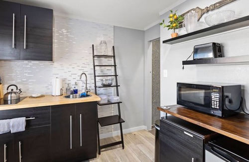 Barths Apartment | Cozy apt w/desk & rooftop deck