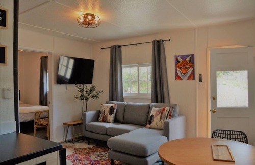 Bailey Cabin | Cozy Bailey Cabin- Fox