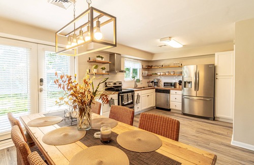 Bayview Cottage | Cozy Bay Cottage private backyard blocks from beach!