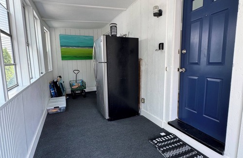 Hull House | Cozy Bay View Beach House– Comfy with Modern Flair