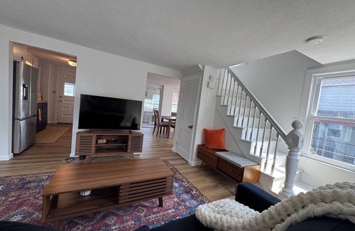 Hull House | Cozy Bay View Beach House– Comfy with Modern Flair