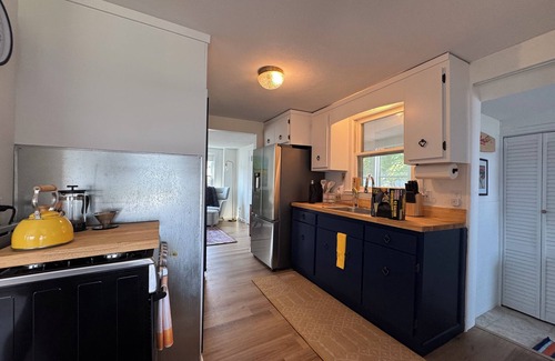 Hull House | Cozy Bay View Beach House– Comfy with Modern Flair