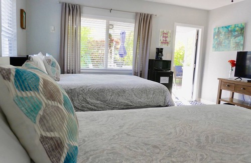 East Fort Lauderdale Hotel | Cozy Beach Family Room/Patio/Self Check In-Out/One Step from the Ocean