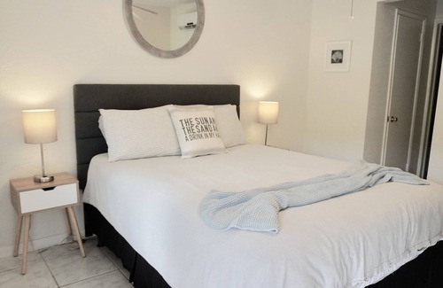 East Fort Lauderdale Hotel | Cozy Beach Room/Self Check In-Out/One Step from the Ocean!