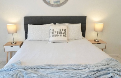 East Fort Lauderdale Hotel | Cozy Beach Room/Self Check In-Out/One Step from the Ocean!