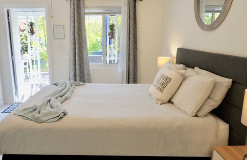 East Fort Lauderdale Hotel | Cozy Beach Room/Self Check In-Out/One Step from the Ocean!
