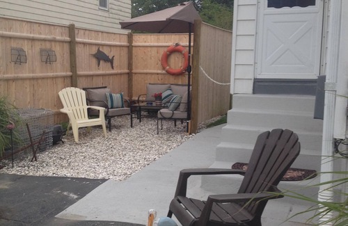 Newport East Apartment | Cozy Beach Apartment, private entrance and parking spot .