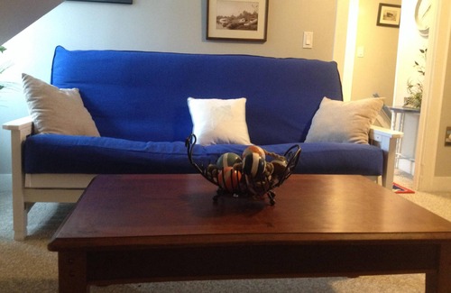 Newport East Apartment | Cozy Beach Apartment, private entrance and parking spot .