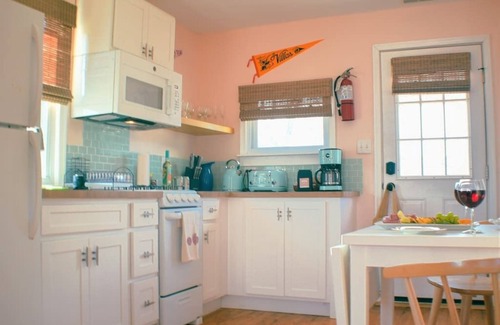 Villas House | Cozy Beach Cottage Perfect for Romantic Getaway!