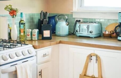 Villas House | Cozy Beach Cottage Perfect for Romantic Getaway!