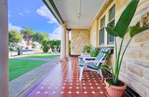 Largs North House | Cozy Beach Cottage Steps from Beach Jetty